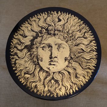 1970 Wunderschöner Tisch Von Piero Fornasetti Mit der Darstellung des "Sonnenkönigs" (Ludwig XIV.). Hergestellt in Italien