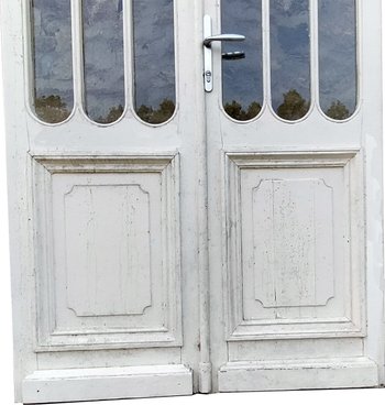 Vecchia porta a doppi vetri di una tenuta vinicola di Bordeaux Portes Loft Atelier Orangerie