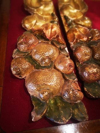 Pair of woodwork elements - Gilded wood and fruit - 18th century