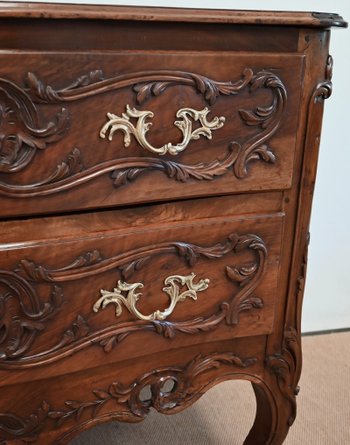 Nîmes walnut chest of drawers, Louis XV period - 18th century