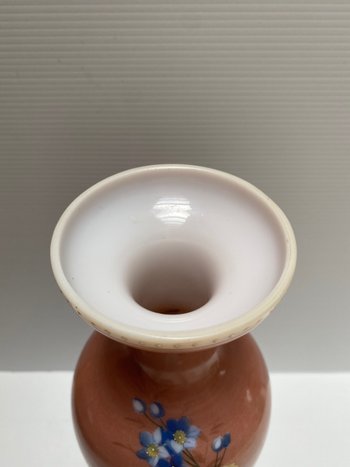 VASE OPALINE-KRISTALL EMAILLIERT