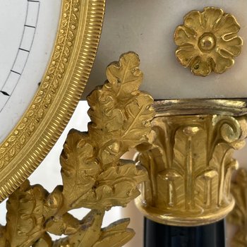 Portico-Uhr aus weißem Marmor, schwarzem Marmor und vergoldeter Bronze Louis XVI-Periode