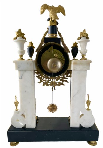 Portico-Uhr aus weißem Marmor, schwarzem Marmor und vergoldeter Bronze Louis XVI-Periode