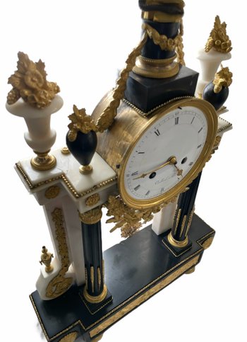 Portico-Uhr aus weißem Marmor, schwarzem Marmor und vergoldeter Bronze Louis XVI-Periode