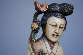 Statuette Japan 19. Jahrhundert Frau mit Blumen