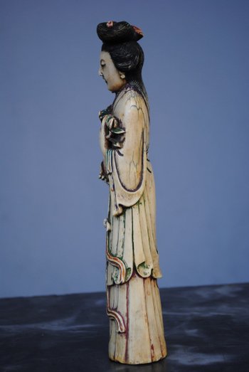 Statuette Japan 19. Jahrhundert Frau mit Blumen