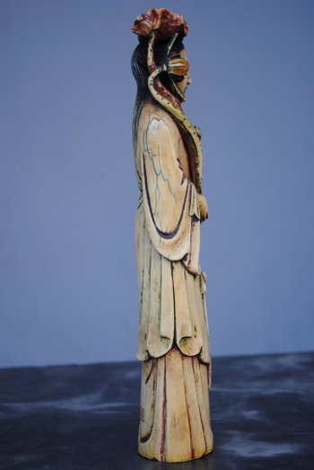 Statuette Japan 19. Jahrhundert Frau mit Blumen