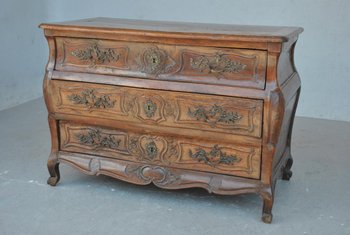 Chest of drawers in walnut from the XVIIIth century