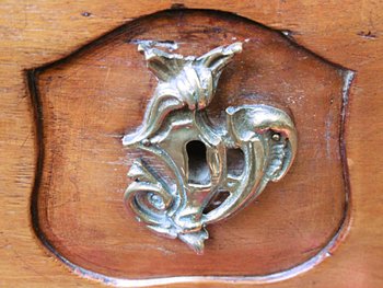 Louis XV period chest of drawers In walnut