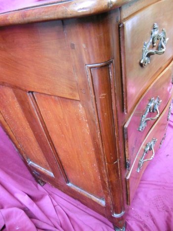 Louis XV period chest of drawers In walnut