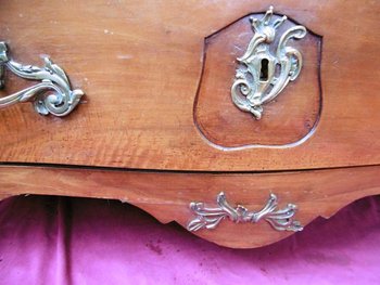 Louis XV period chest of drawers In walnut