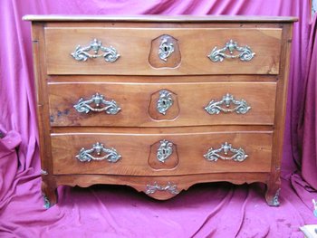 Louis XV period chest of drawers In walnut