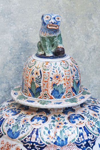 Large vase potiche of DELFT richly colored