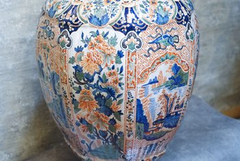 Large vase potiche of DELFT richly colored