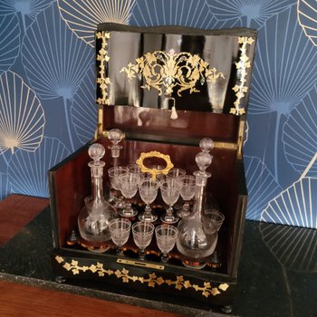 BACCARAT Cantina per liquori Napoleon 3 completa di intarsi Boulle, il suo cabaret, i suoi 16 bicchieri e 4 decanter in cristallo BACCARAT XIX Secolo