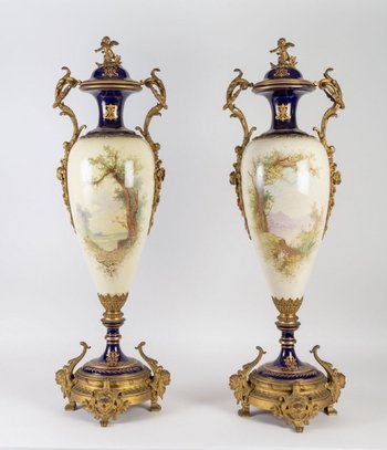 Paire De Très Beaux Vases En Porcelaine De Sèvres XIXème Siècle