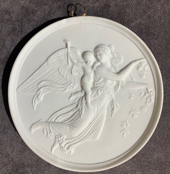 Coppia di piatti in porcellana biscuit in stile Art Nouveau