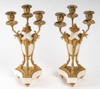 Coppia di candelabri in bronzo dorato e marmo bianco del XIX secolo