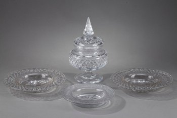 Set Aus Drei Tellern Und Einer Bonbonniere Aus Glas