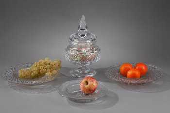 Set Aus Drei Tellern Und Einer Bonbonniere Aus Glas