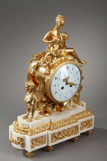 Pendule En Bronze Doré Et Marbre Blanc De Style Louis XVI