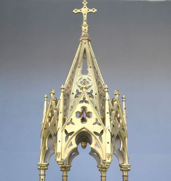 Baldacchino per chiesa in legno e stucco dorato in stile gotico