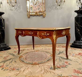 Maurice Rinck, Bureau Plat De Style Louis XV En Marqueterie Bronze Dore Circa 1900 Stampato