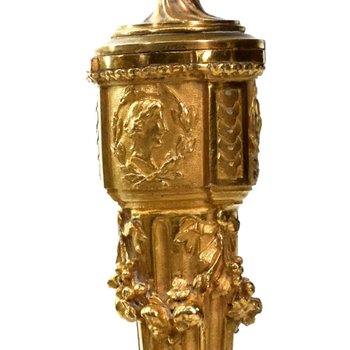 Coppia di candelieri in bronzo dorato con ornamenti del XIX secolo