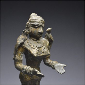 India, XIX secolo, lampada a olio da cerimonia in bronzo raffigurante Lakshmi