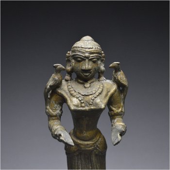 India, XIX secolo, lampada a olio da cerimonia in bronzo raffigurante Lakshmi