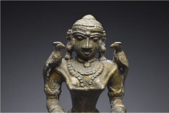 India, XIX secolo, lampada a olio da cerimonia in bronzo raffigurante Lakshmi