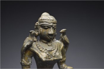 India, XIX secolo, lampada a olio da cerimonia in bronzo raffigurante Lakshmi