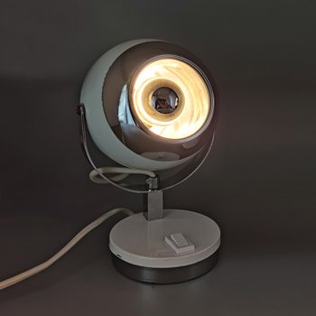 1970 Bellissima coppia di lampade da tavolo White Eyeball di Veneta Lumi. Prodotto in Italia