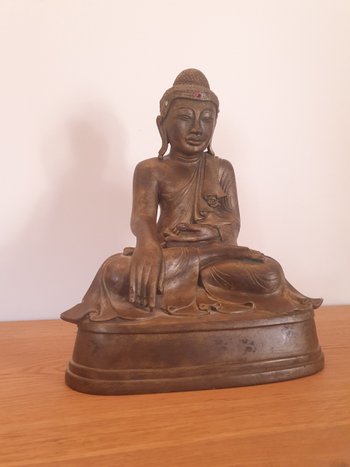 Buddha , Bronzo patinato in terracotta , Firmato , Inizio XX°.