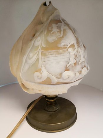             Lampe in Cameo-Schale auf Bronzesockel geschnitzt