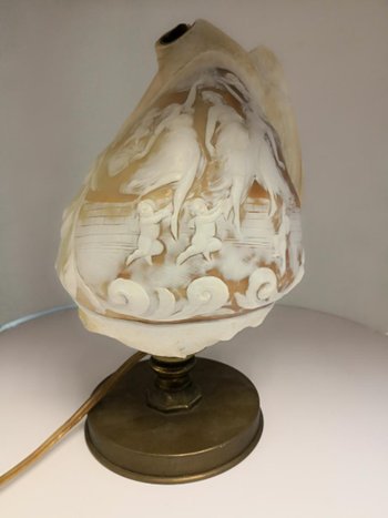             Lampe in Cameo-Schale auf Bronzesockel geschnitzt