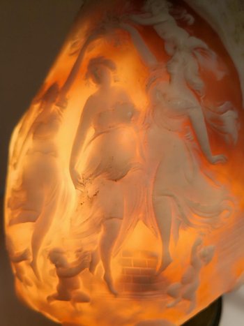             Lampe in Cameo-Schale auf Bronzesockel geschnitzt