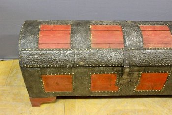 Chest In Hammered Iron And Fir Early 18th Century