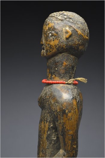 Tanzanie, Peuple Nyamwezi, Première moitié du XXème siècle, Ancienne statuette anthropomorphe à patine profonde