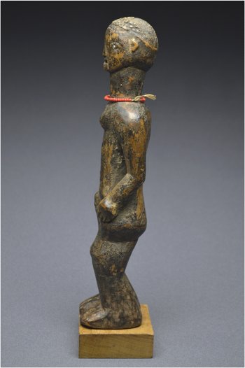 Tanzanie, Peuple Nyamwezi, Première moitié du XXème siècle, Ancienne statuette anthropomorphe à patine profonde