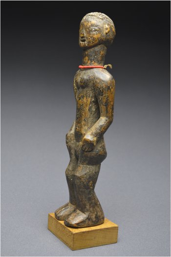 Tanzanie, Peuple Nyamwezi, Première moitié du XXème siècle, Ancienne statuette anthropomorphe à patine profonde