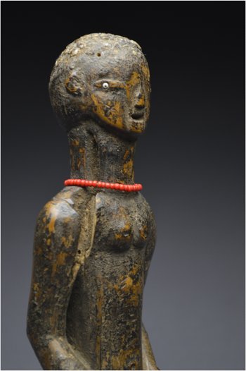 Tanzanie, Peuple Nyamwezi, Première moitié du XXème siècle, Ancienne statuette anthropomorphe à patine profonde