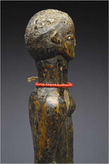 Tanzanie, Peuple Nyamwezi, Première moitié du XXème siècle, Ancienne statuette anthropomorphe à patine profonde