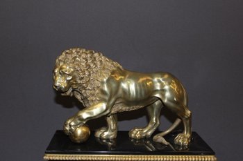 Pendule d'époque Restauration Au Lion De Venise En Marbre Et Bronze Doré