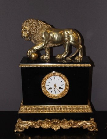 Pendule d'époque Restauration Au Lion De Venise En Marbre Et Bronze Doré