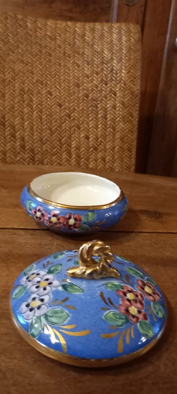 Enameled earthenware box decorated XXth century