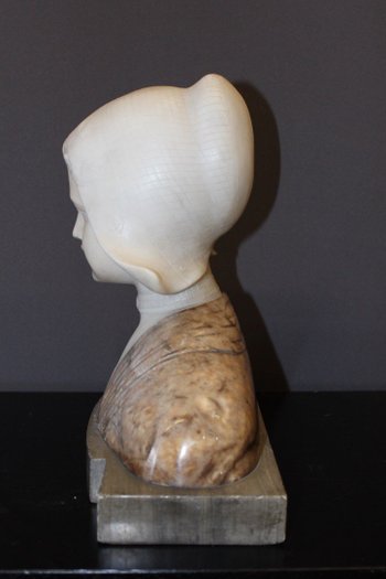 Büste aus Alabaster und Marmor mit der Darstellung einer Niederländerin um 1900