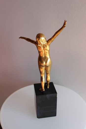 Bronzo raffigurante una donna firmato Durquet