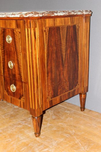 Louis XVI Swiss chest of drawers in walnut, late 18th century