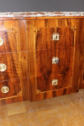 Louis XVI Swiss chest of drawers in walnut, late 18th century